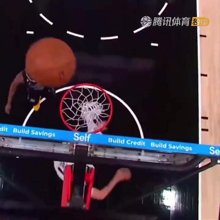 罕見一幕！努爾基奇拋投 球神奇停在籃板上沿 看呆凱爾登?。ㄅ瑺柣婕\）